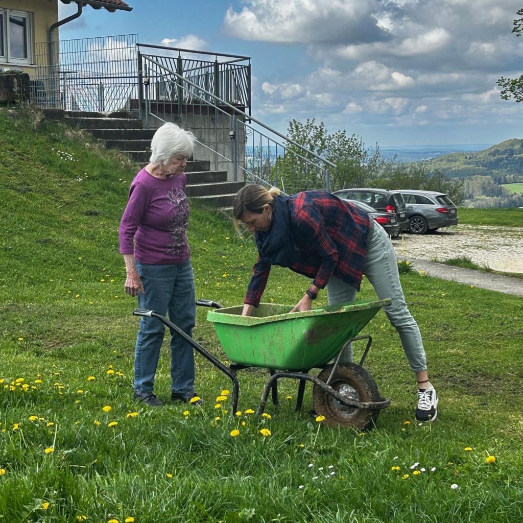 zwei Tagesgäste bei Anlegen der Blumenwiese