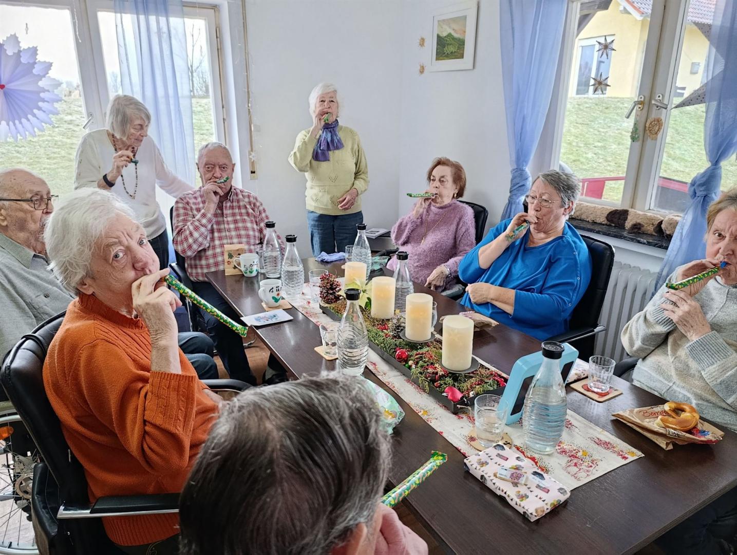 Unsere Tagesgäste sind lustig und blasen in Luftschlangen
